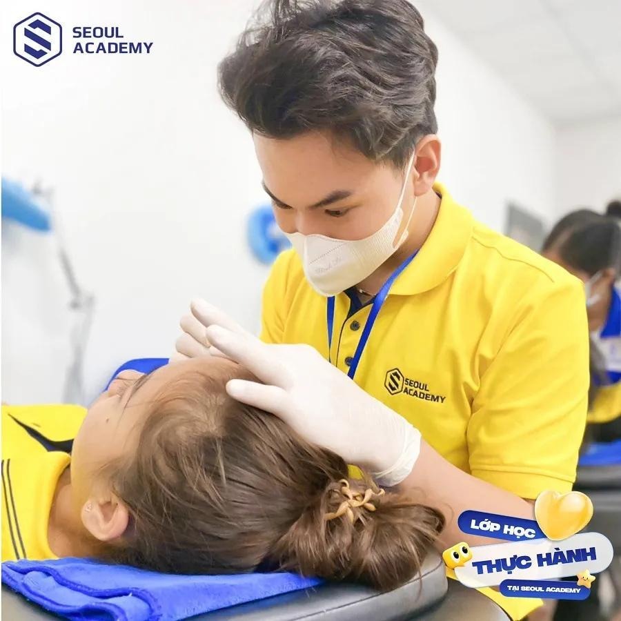 Với 90% thời lượng thực hành, học viên có cơ hội rèn tay nghề và làm chủ kỹ thuật phun xăm